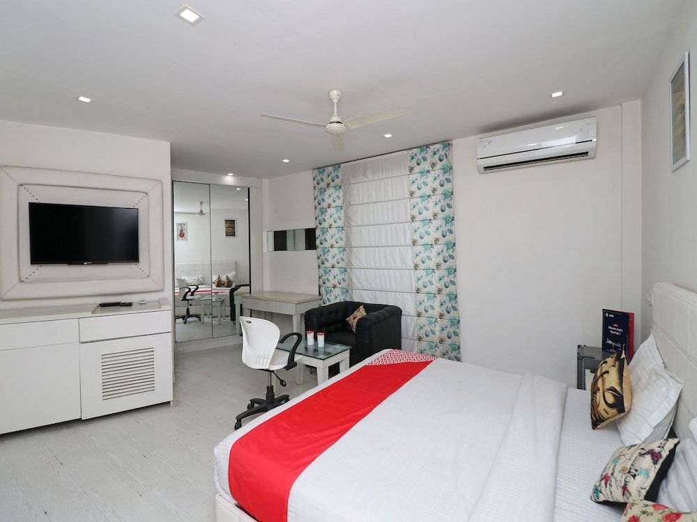 OYO 12346 Siris Inn Deluxe Double or Twin Room, 1 King Bed 5