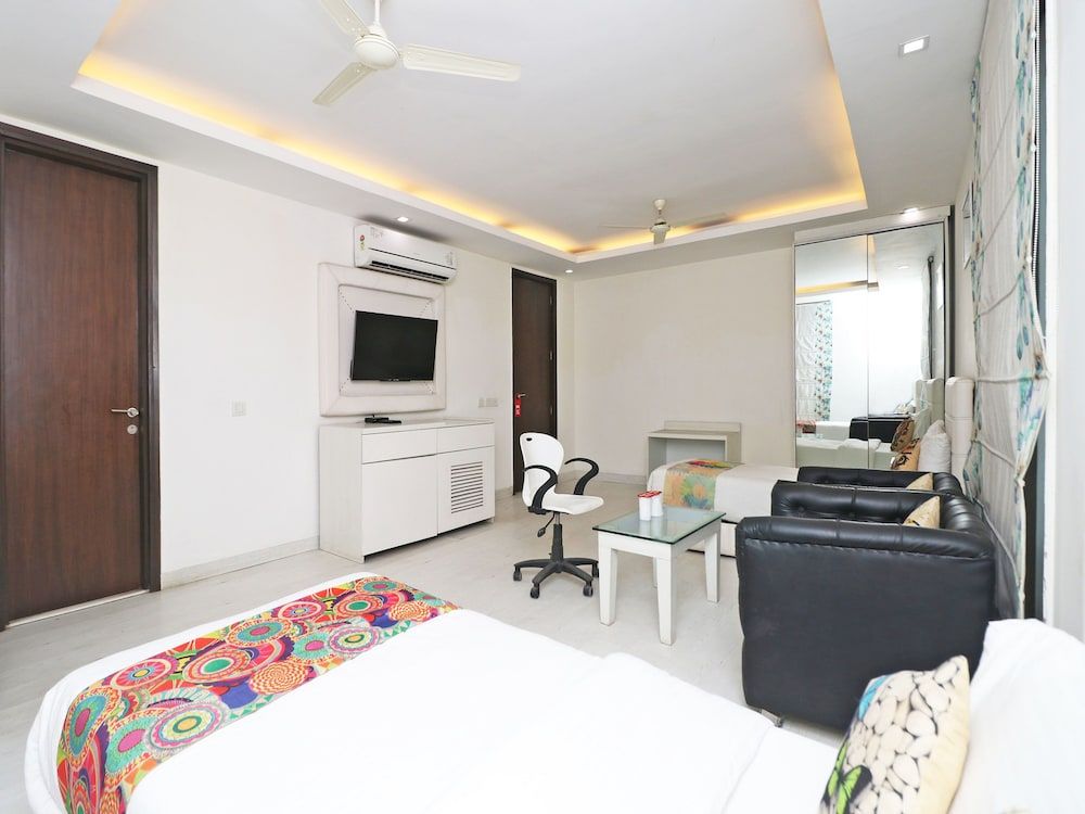 OYO 12346 Siris Inn Deluxe Double or Twin Room, 1 King Bed 3