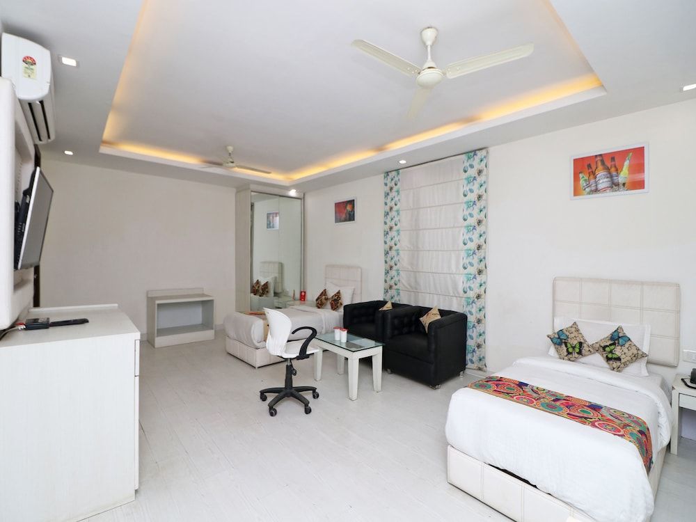 OYO 12346 Siris Inn Deluxe Double or Twin Room, 1 King Bed 6