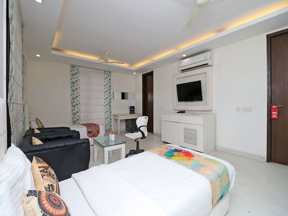 OYO 12346 Siris Inn Deluxe Double or Twin Room, 1 King Bed 2