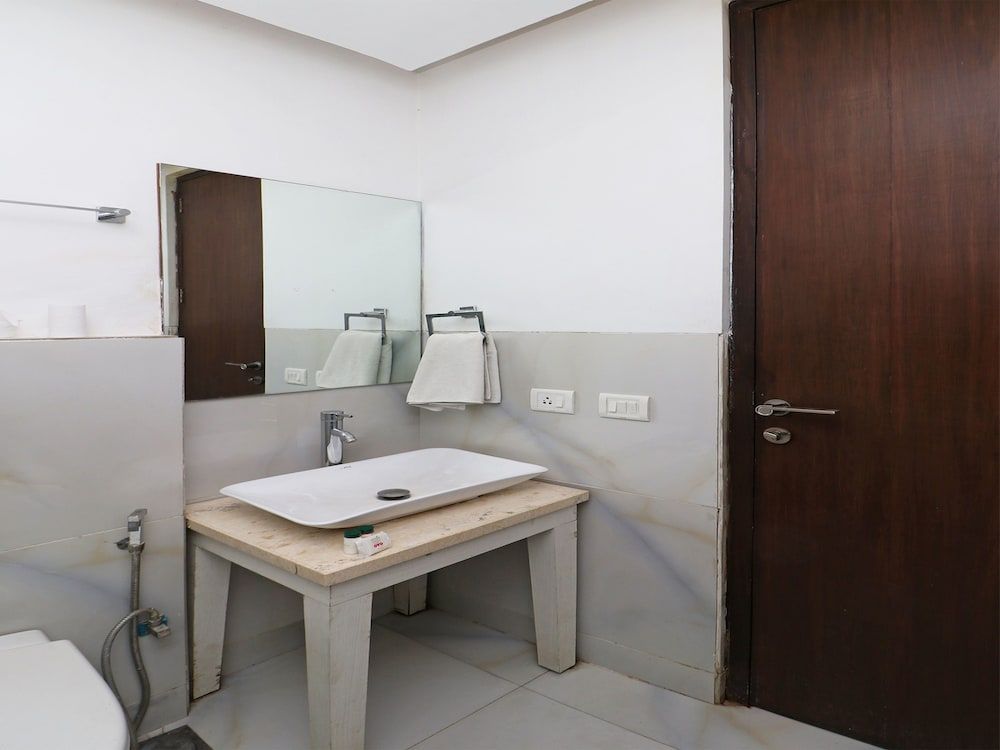 OYO 12346 Siris Inn Deluxe Double or Twin Room, 1 King Bed 4