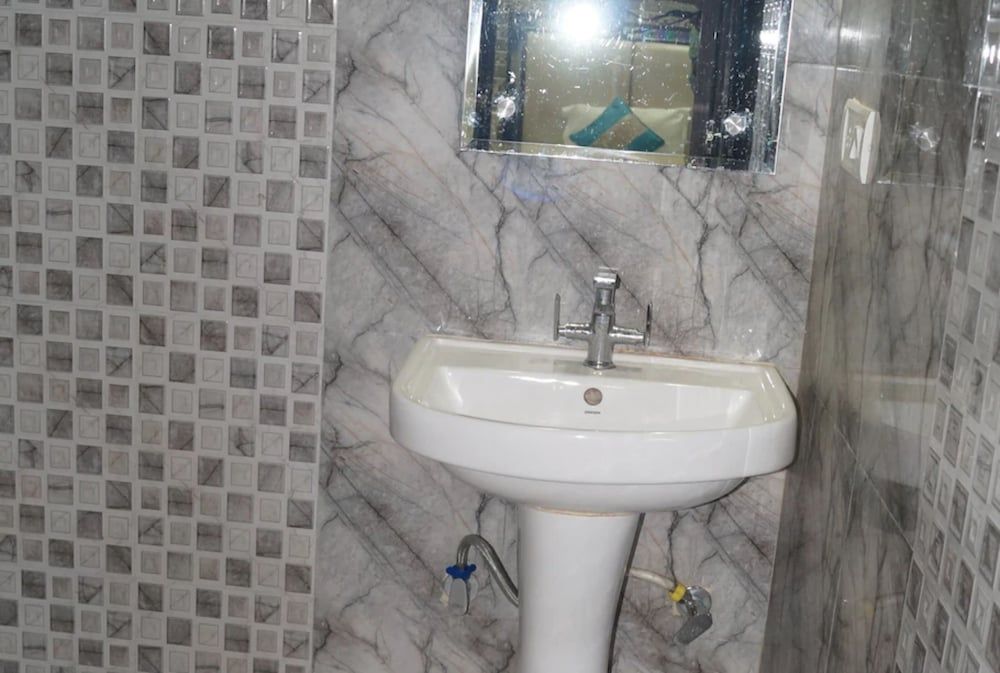 Goroomgo Shabari Gate Bengaluru Deluxe Room 3