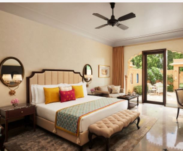 PALACE ROOM KING BED
