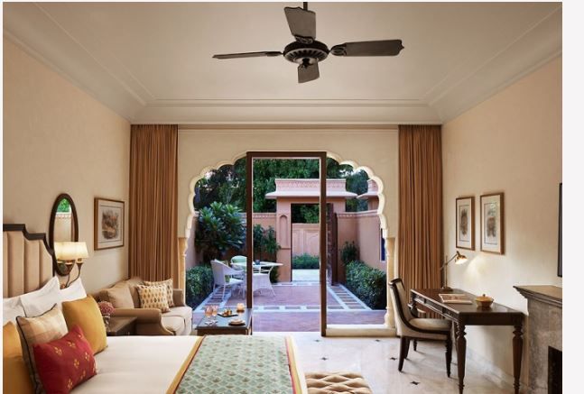 PALACE ROOM TWIN BED