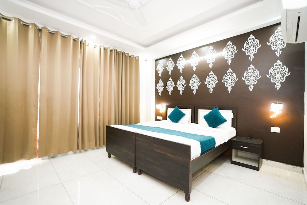 Tanvi Premium Residency Premium Room with Balcony 9