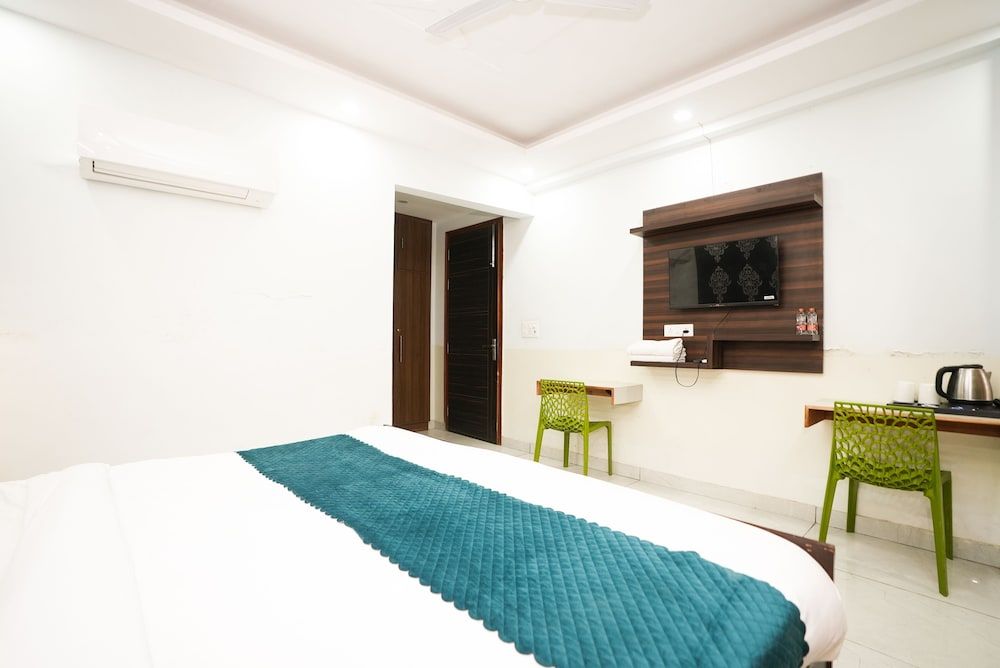 Tanvi Premium Residency Premium Room with Balcony 8