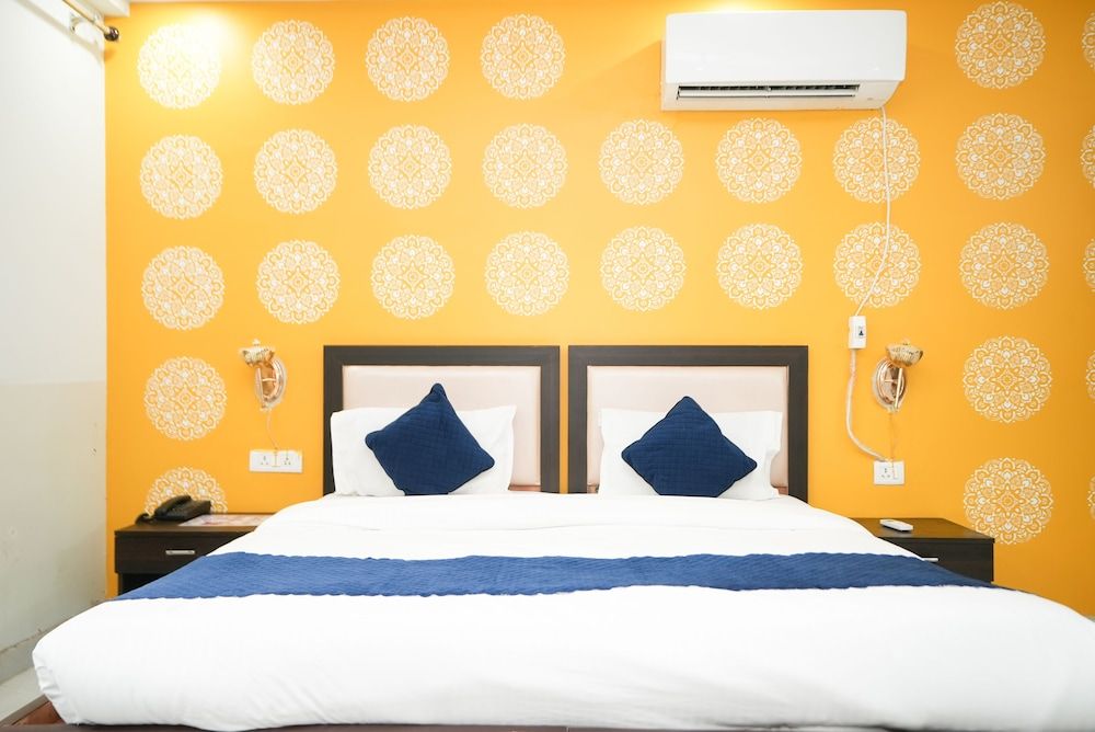 Tanvi Premium Residency Premium Room with Balcony 4