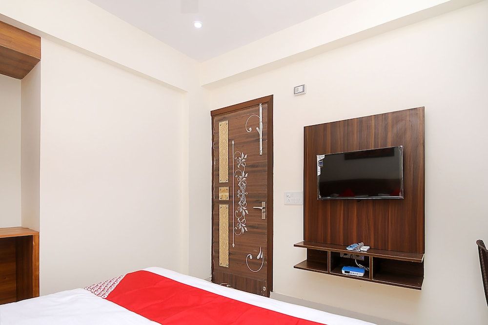 OYO 16953 The Grace Residency Standard Room 2