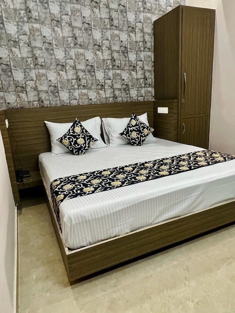 R G Bilkha Hotel And Resorts Deluxe Room 11