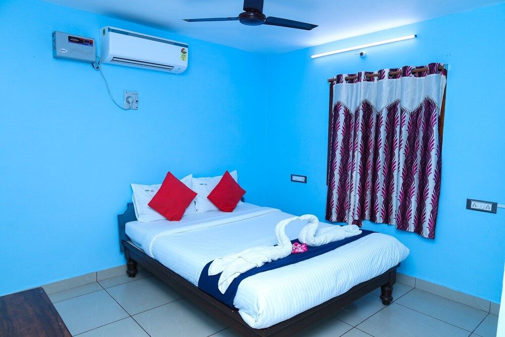 Dolphin Beach Guest House Deluxe Triple Room 2