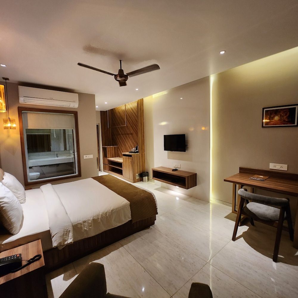 Alwar Vanyaevilas Luxury Room, 1 Double Bed, Mountain View 9