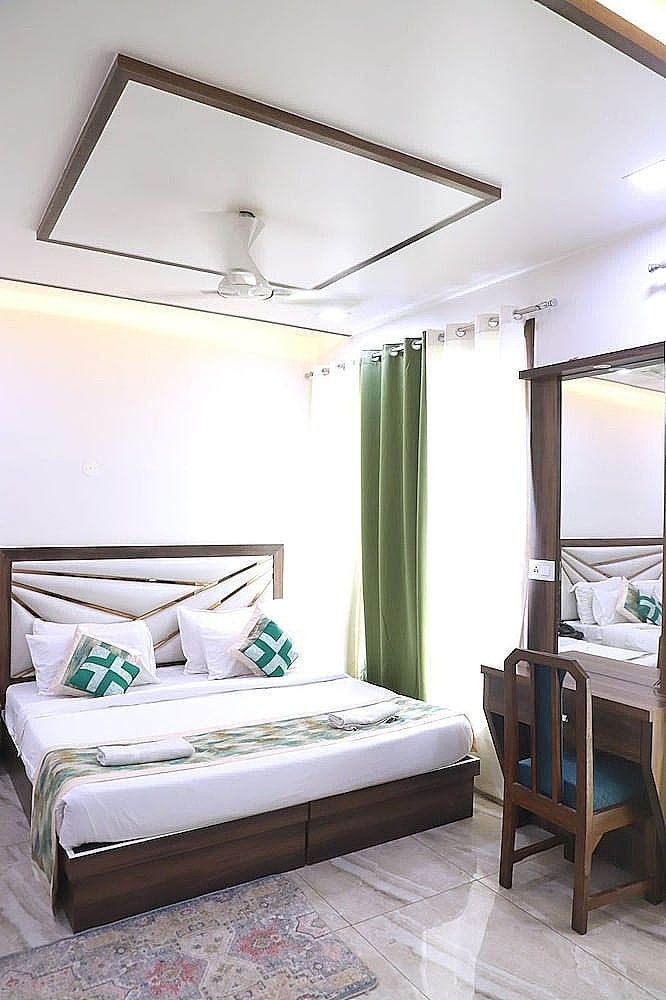 The Crown Hotel Deluxe Room, 1 Double Bed 15