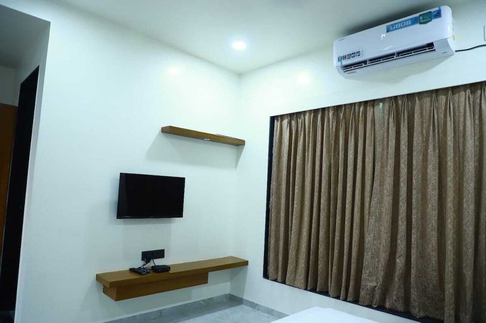 Omkara Resort Premium Room 6