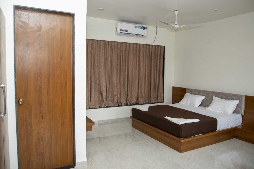 Omkara Resort Premium Room 4