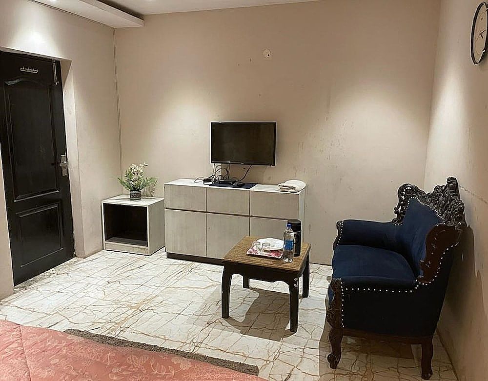 Hotel Pace Hero Honda Chowk Deluxe Double Room 4