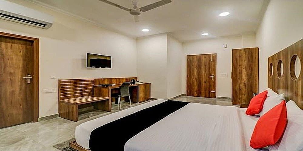 Hotel Pace Hero Honda Chowk Deluxe Double Room 10