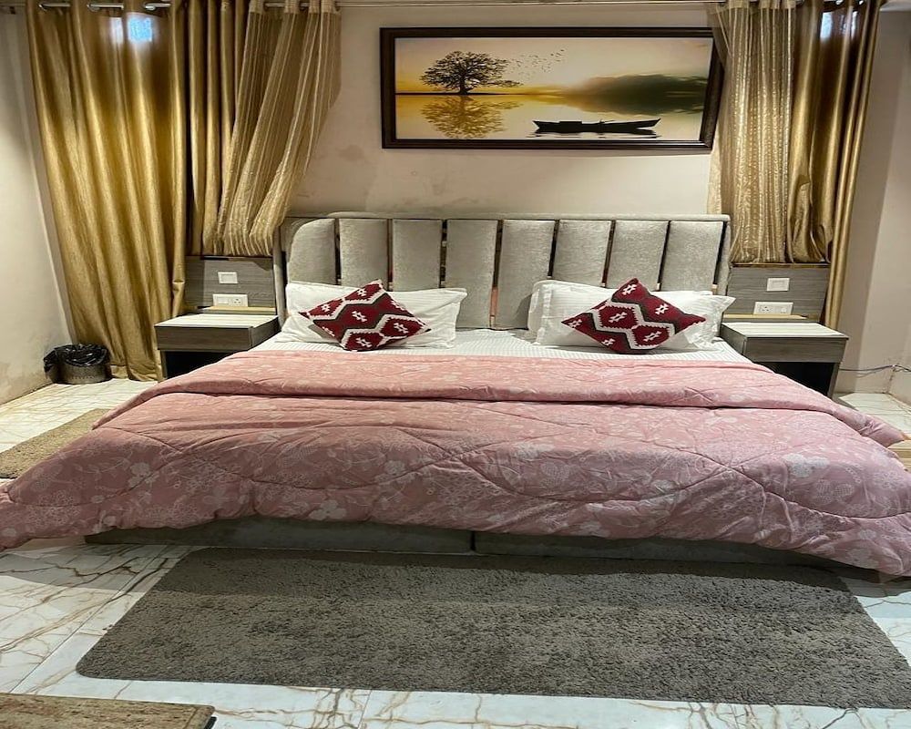 Hotel Pace Hero Honda Chowk Deluxe Double Room 3