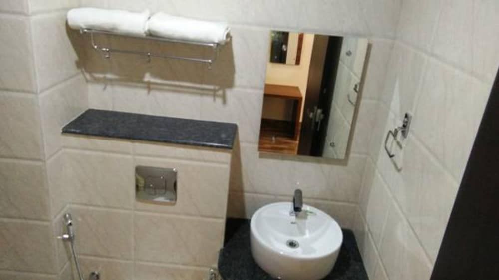 Goroomgo Ample Mint Chickpet Bengaluru Deluxe Double Room, City View 5