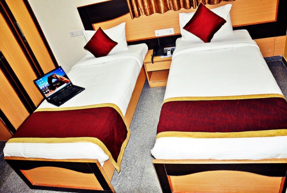 Goroomgo Ample Mint Chickpet Bengaluru Deluxe Double Room, City View 3