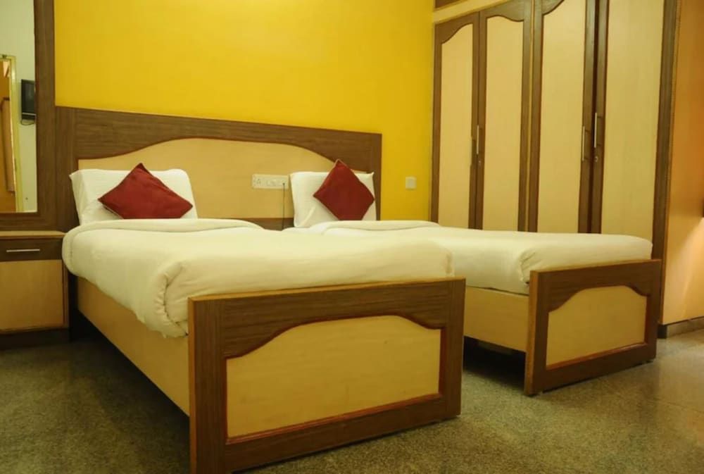 Goroomgo Ample Mint Chickpet Bengaluru Deluxe Double Room, City View 2
