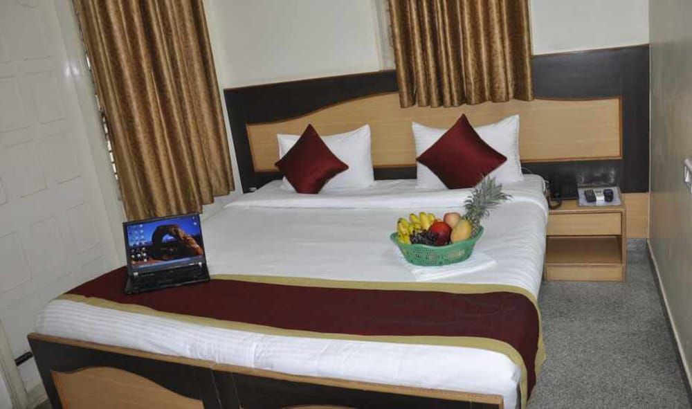 Goroomgo Ample Mint Chickpet Bengaluru Deluxe Double Room, City View 6