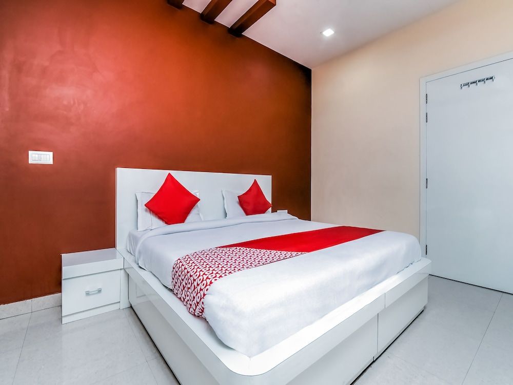 OYO 19706 Hotel Heaven Double or Twin Room 3