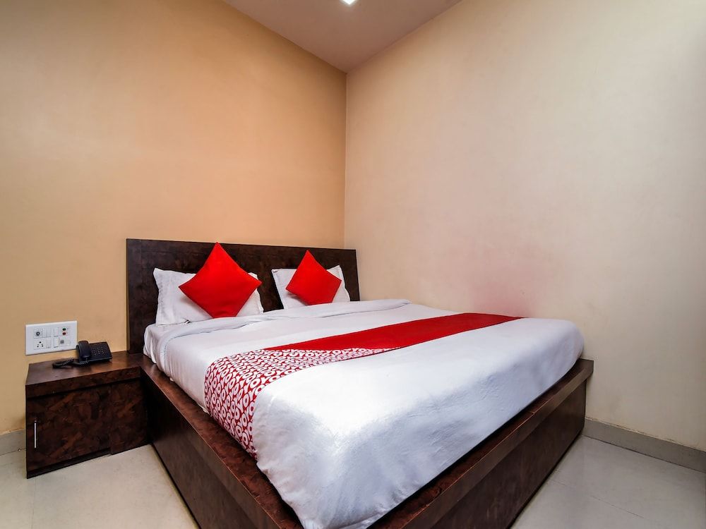 OYO 19706 Hotel Heaven Double or Twin Room 8