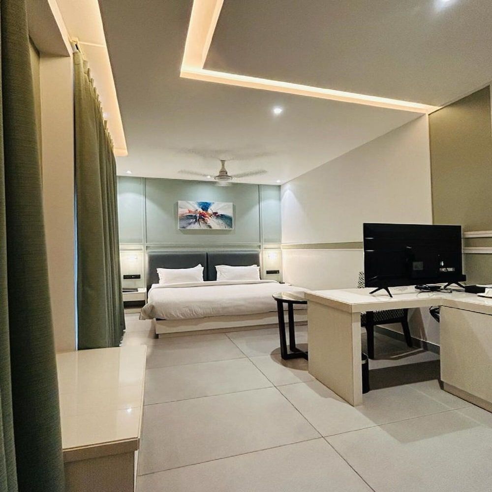 Five Elements Hotels Goldleaf Haldwani Superior double Room with city view 13