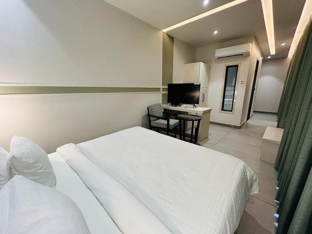 Five Elements Hotels Goldleaf Haldwani Superior double Room with city view 17