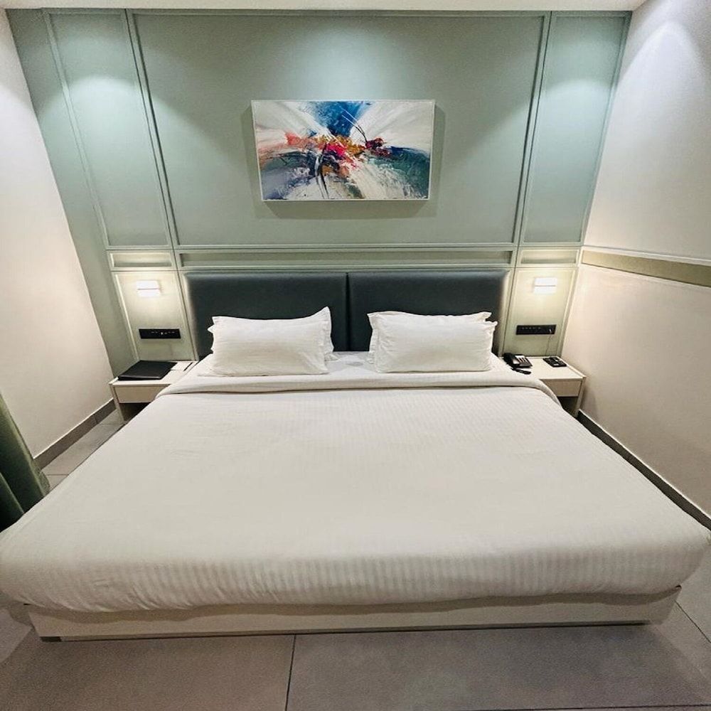 Five Elements Hotels Goldleaf Haldwani Superior double Room with city view 11