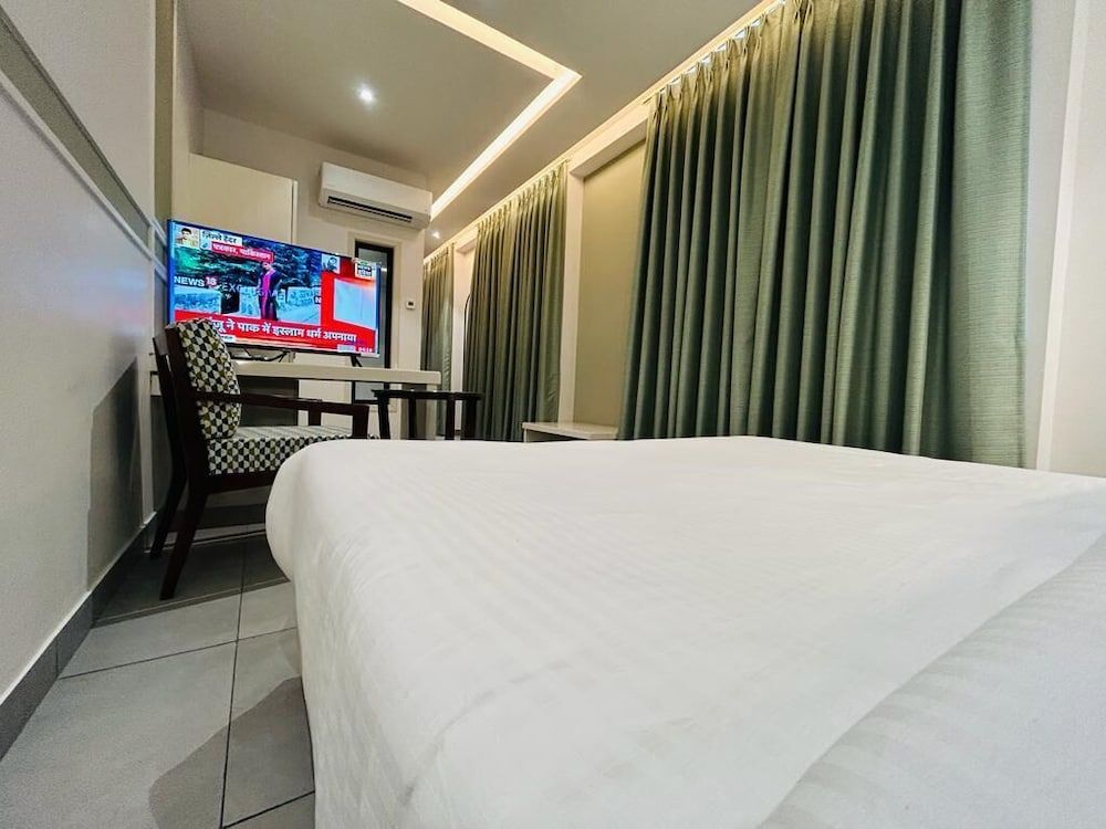 Five Elements Hotels Goldleaf Haldwani Superior double Room with city view 12