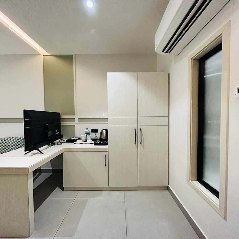 Five Elements Hotels Goldleaf Haldwani Superior double Room with city view 4