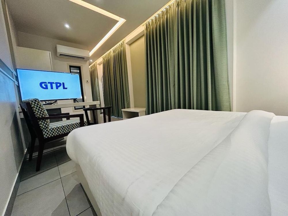 Five Elements Hotels Goldleaf Haldwani Superior double Room with city view 5