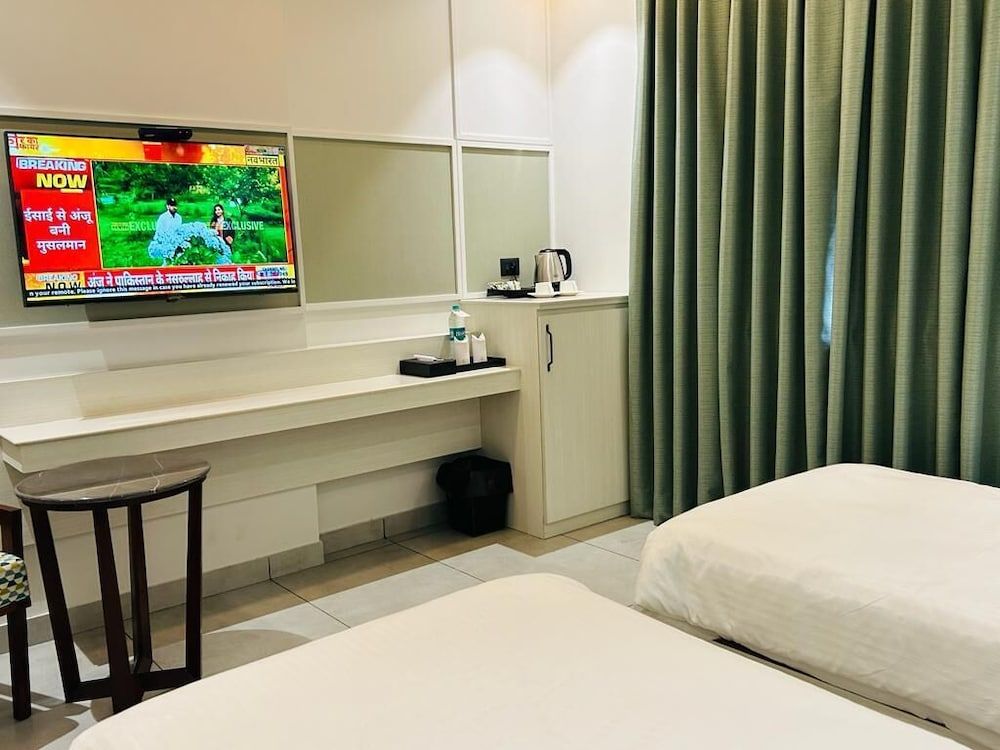 Five Elements Hotels Goldleaf Haldwani Superior double Room with city view 10