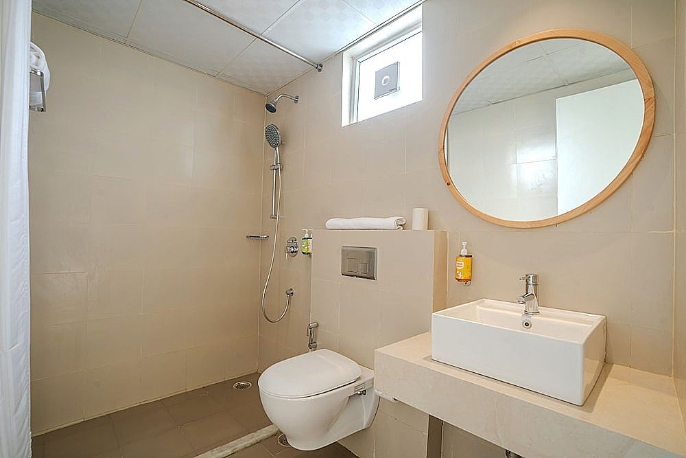 Bloom Hotel - Medicity Gurugram, Near Medanta Hospital Superior Double Room, 1 King Bed 5