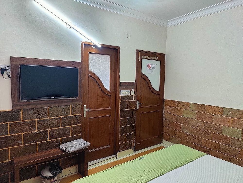 Harish Guest House -Railway Station Road Deluxe Double Room 22