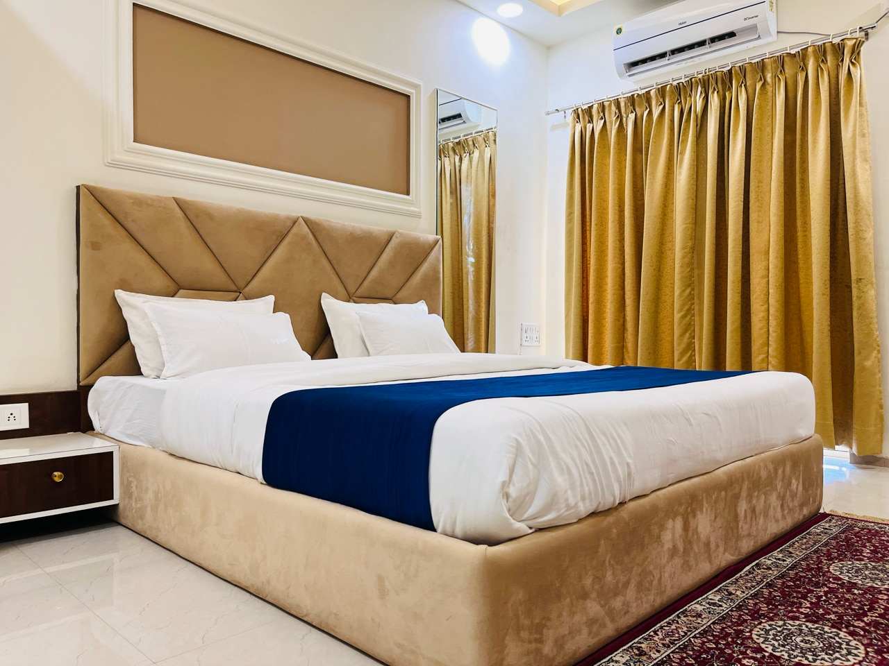 Hotel Shree Palace Deluxe Room 17