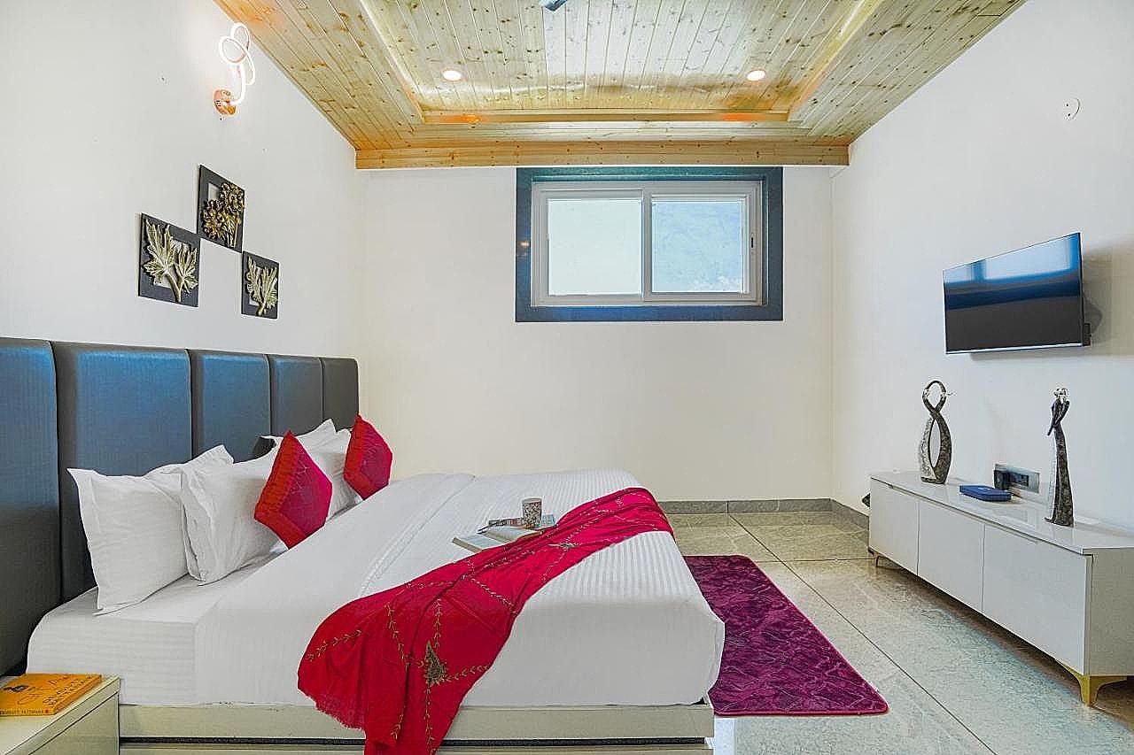Alaya Stays 3 BHK Apartment with Hill View - Cliff Trident