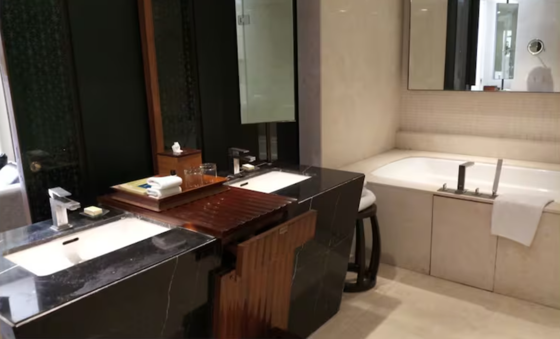 Grand Luxury Room with Courtyard view- King Bed