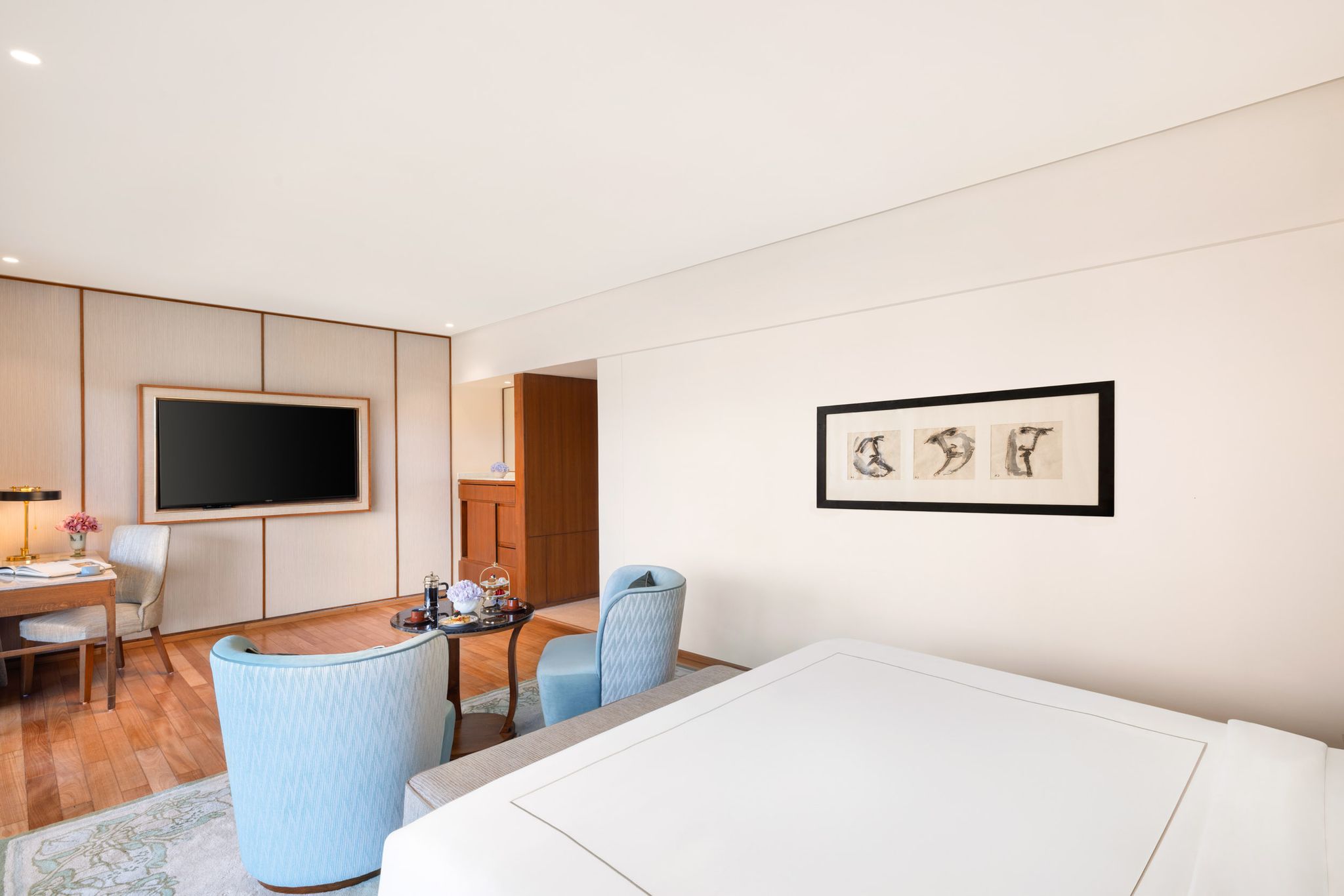 Grand Luxury Room King Bed Enjoy 1+1 Happy Hours on Alcoholic Beverages