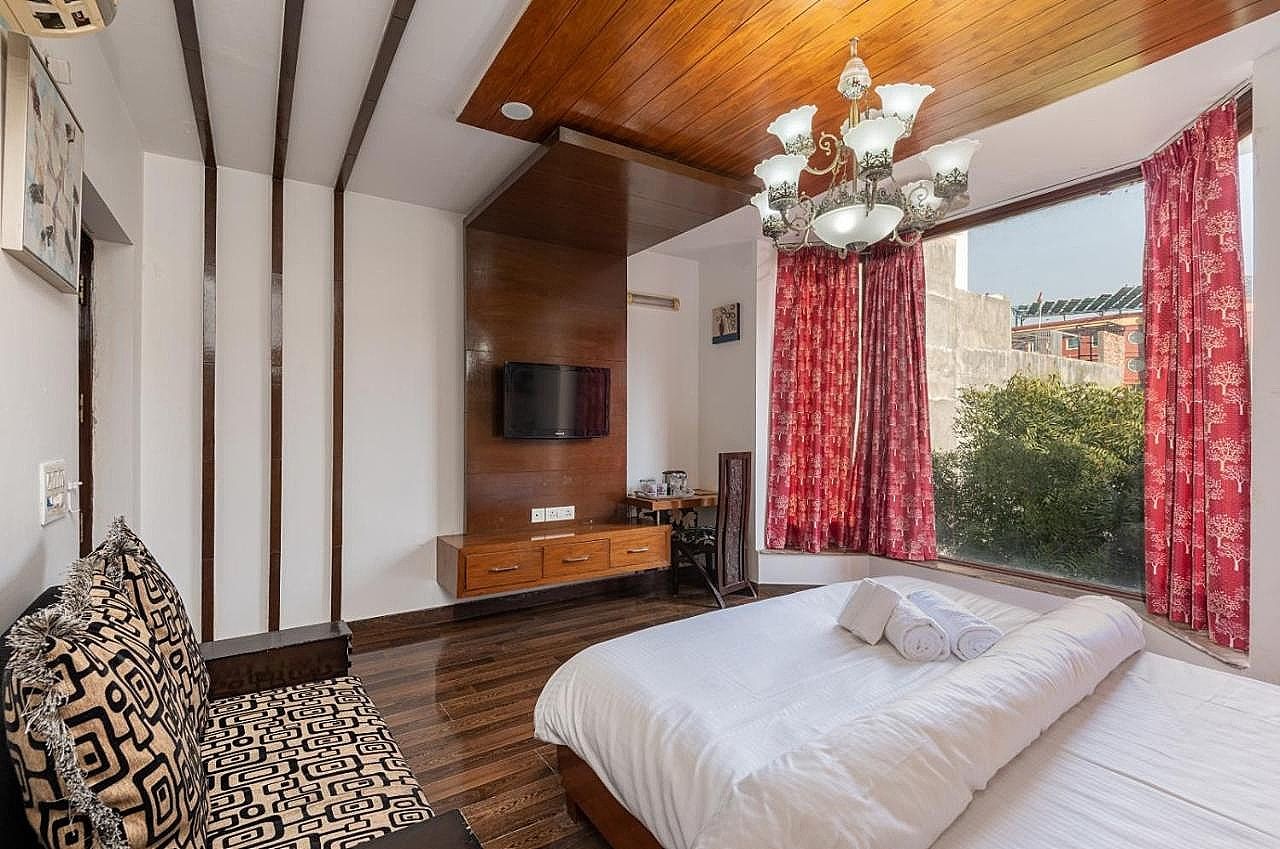 Deluxe Room (2 Adults + 1 Child)