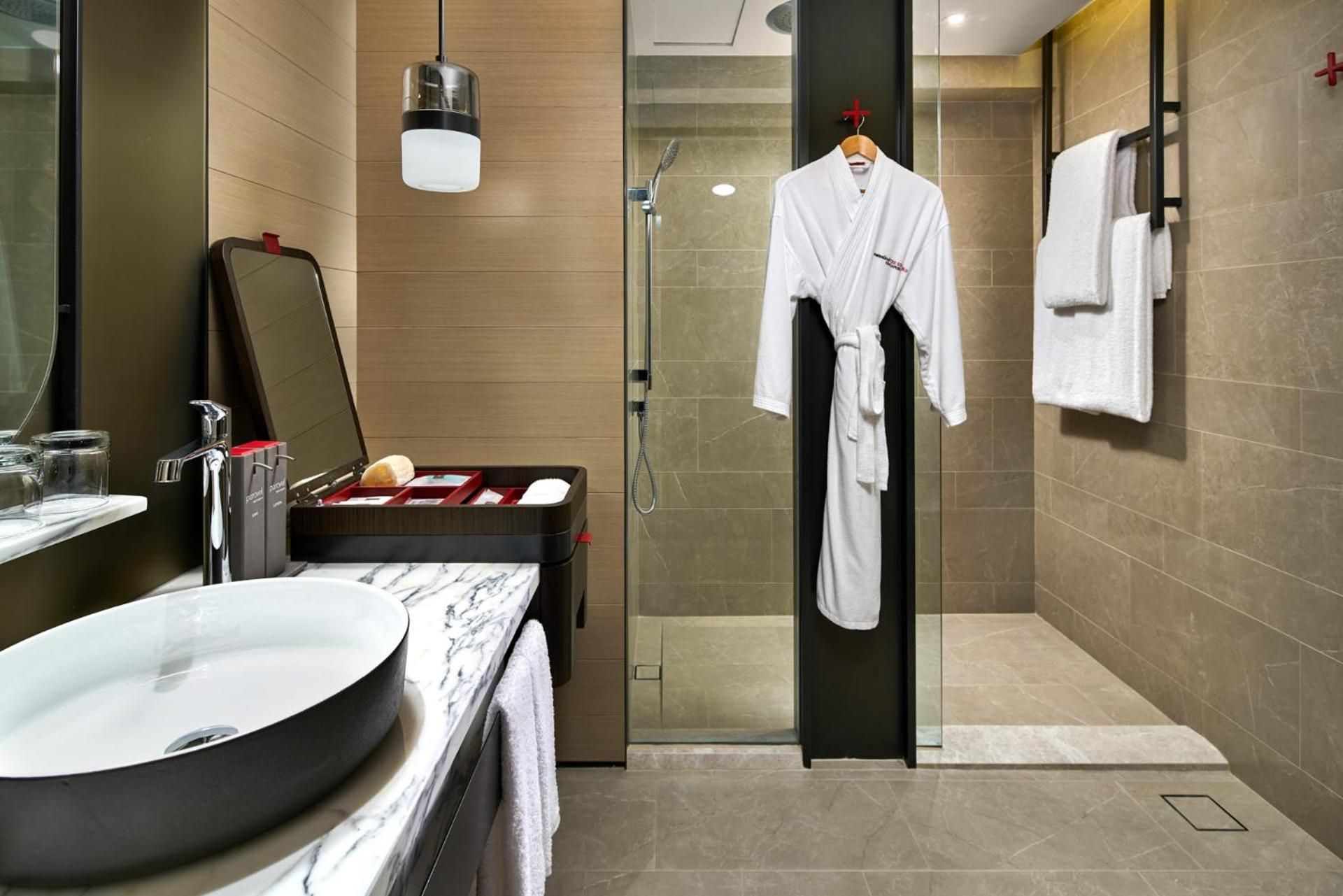 Swissotel The Stamford, Singapore Executives, 1 King, L65 Lounge Access, High Floor, Balcony, City View 3