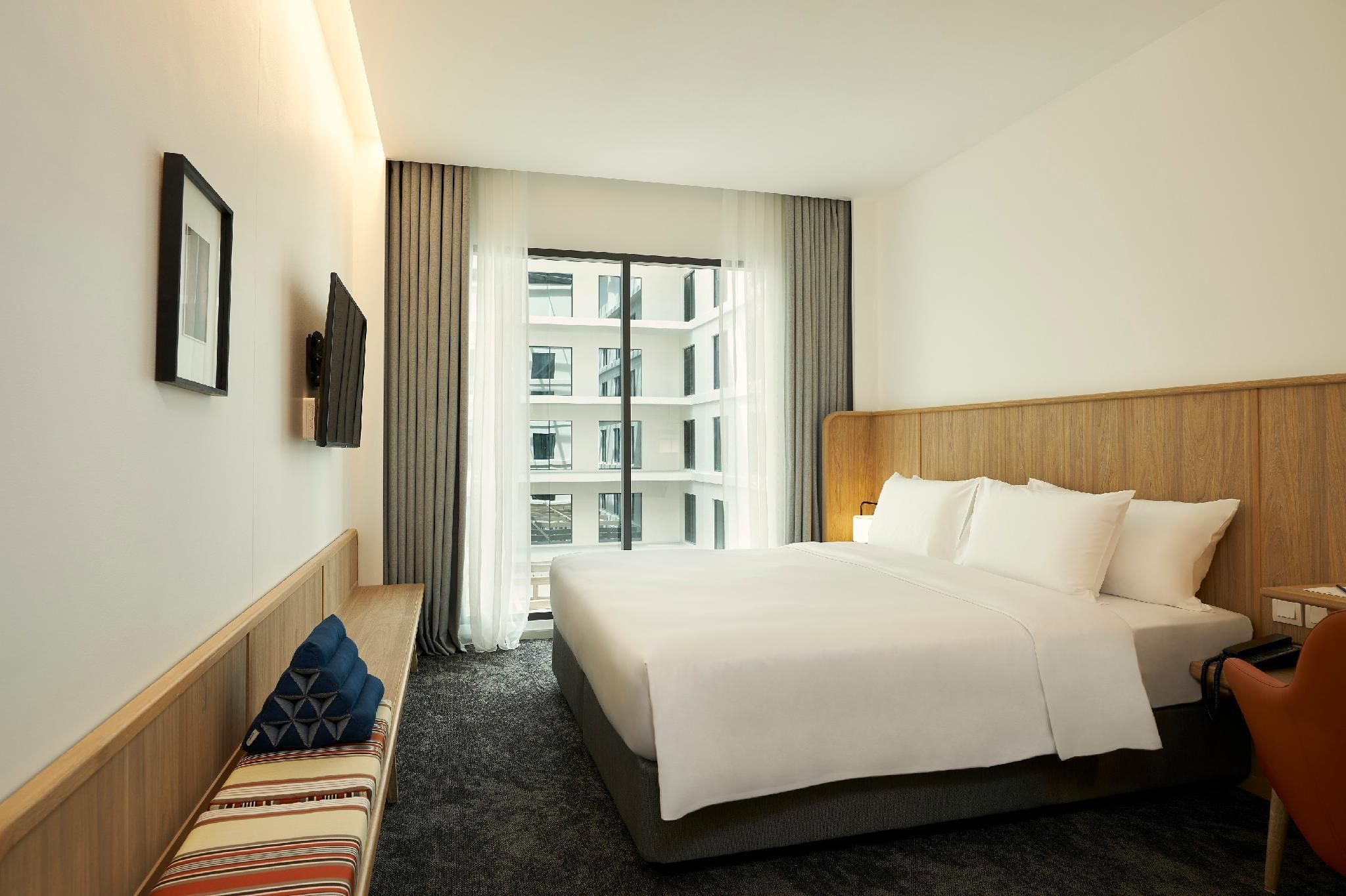 Roomy Courtyard View Room with Queen Bed