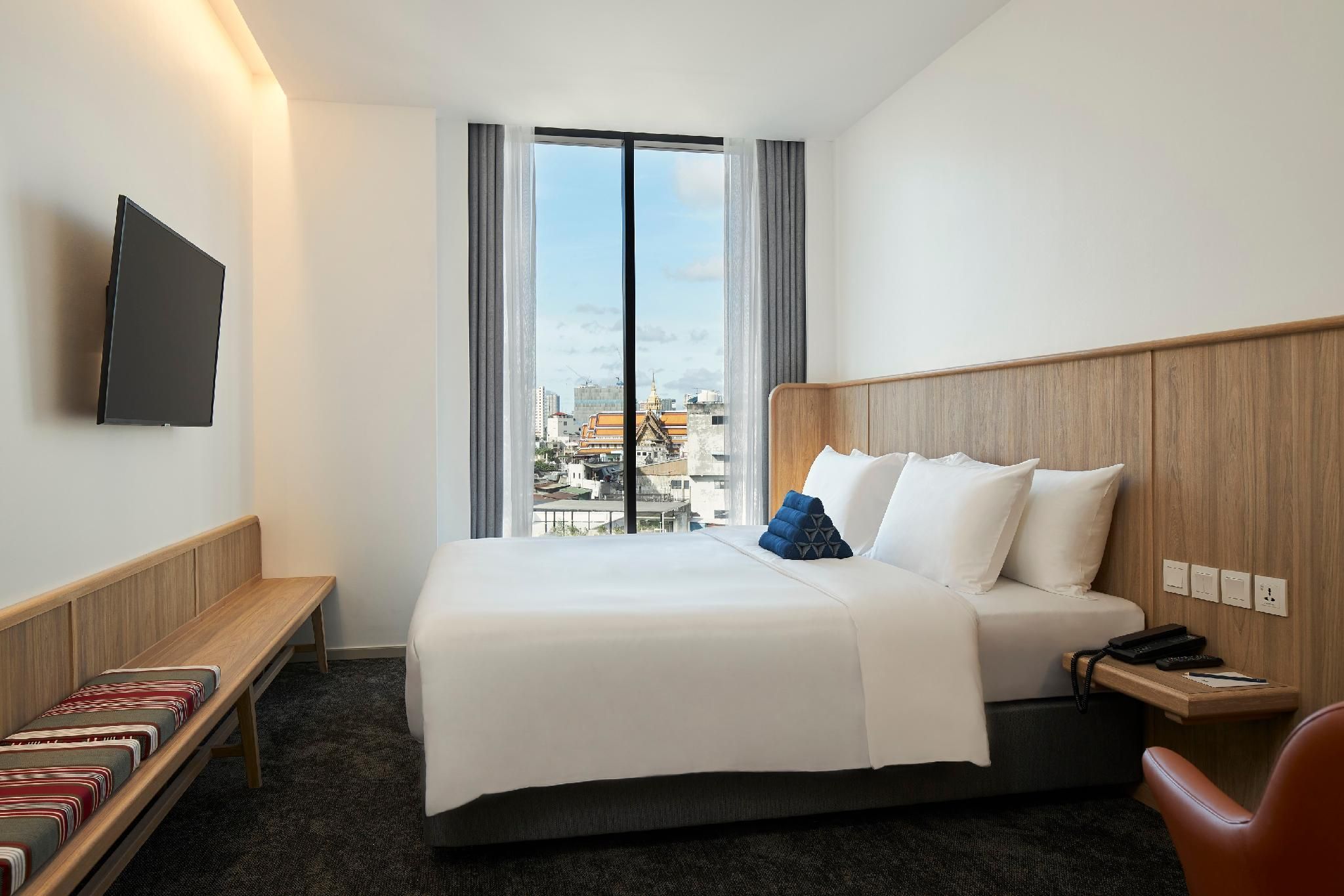 Comfy City View Room with Queen Bed