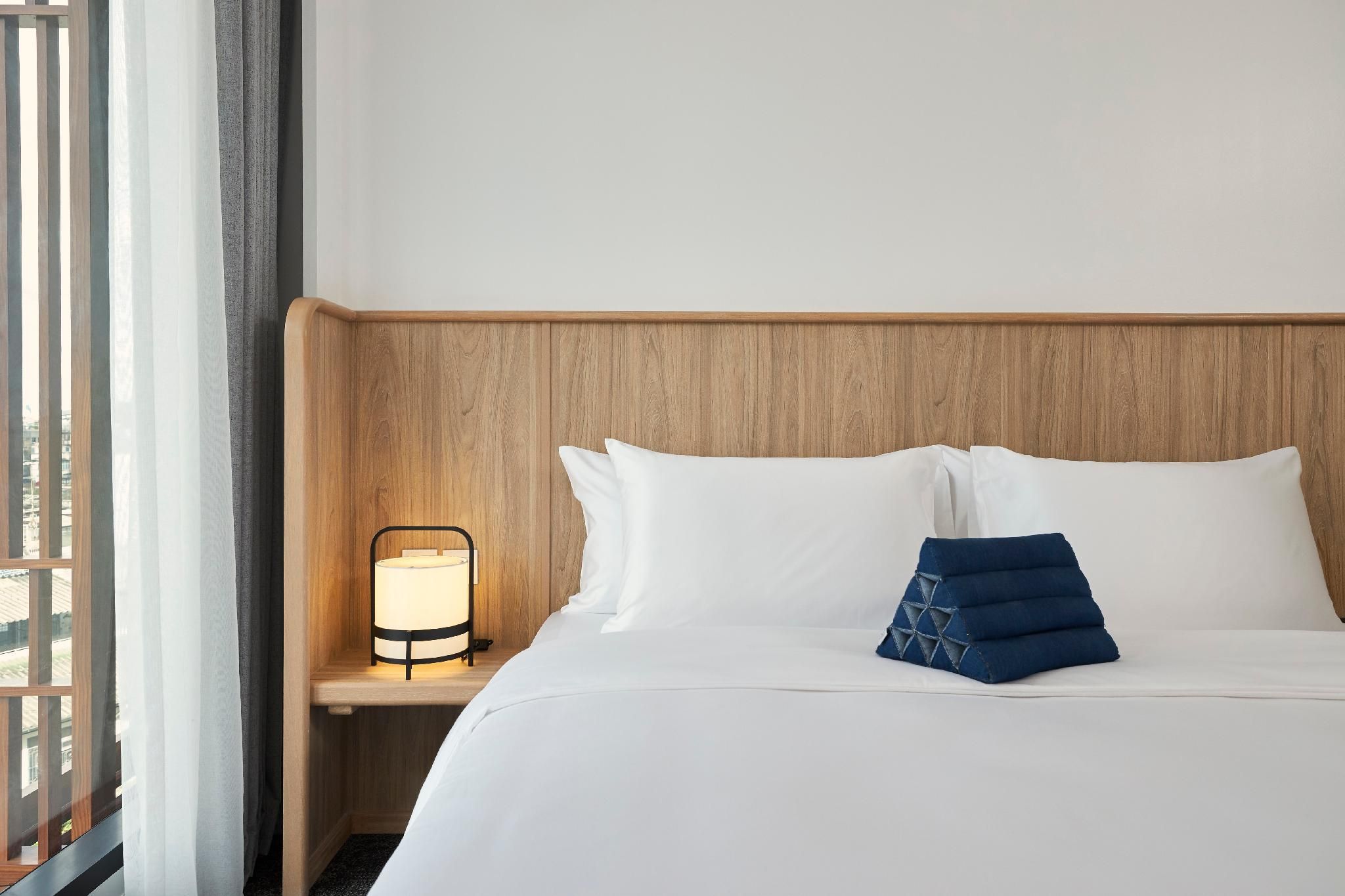 Roomy City View Room with Queen Bed