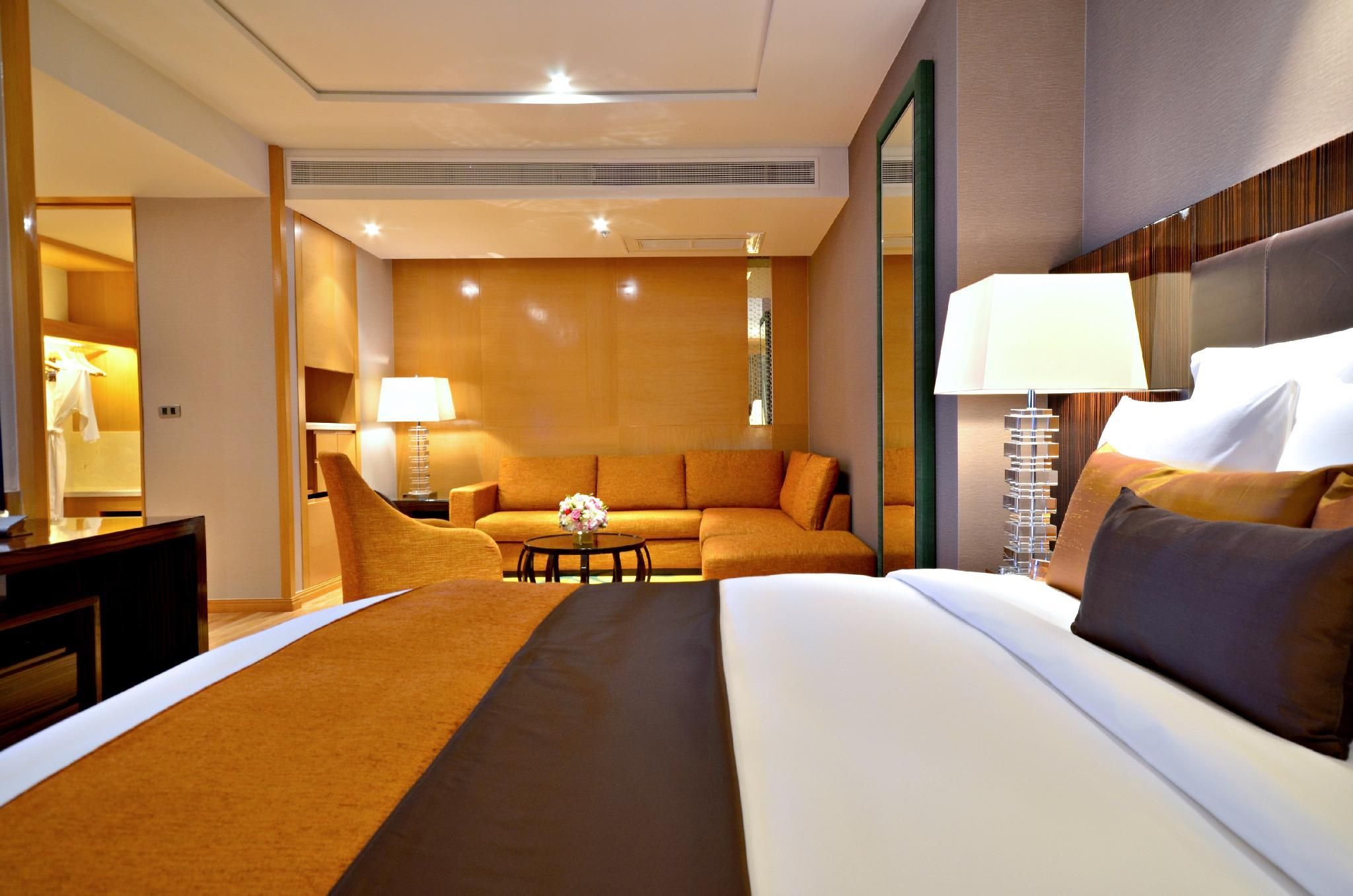 Renaissance Suite, Club Lounge Access, 1 Bedroom Larger Suite, 1 King, Corner Room