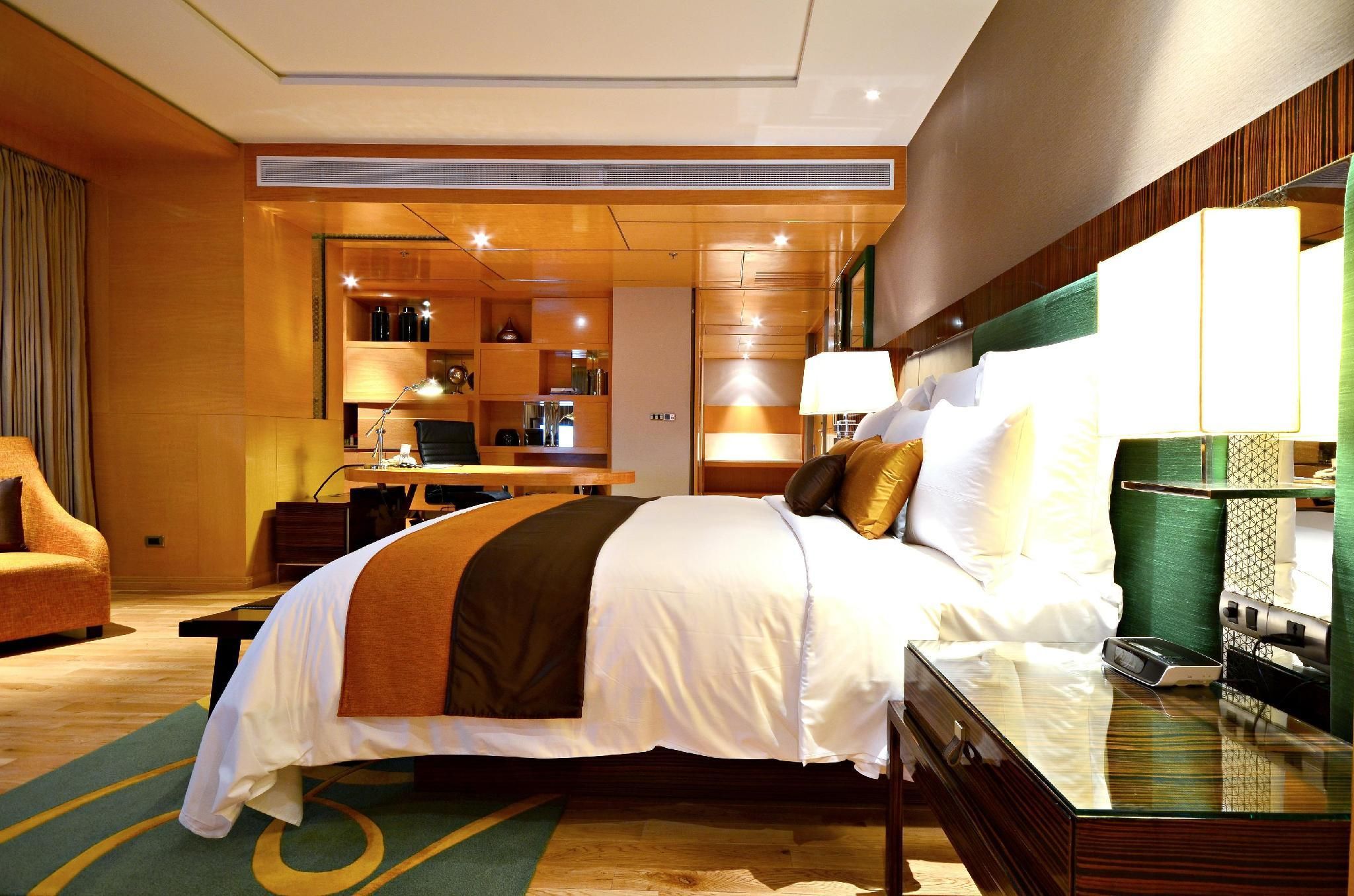 Executive Suite, Club Lounge Access, 1 Bedroom Larger Suite, 1 King, Corner Room