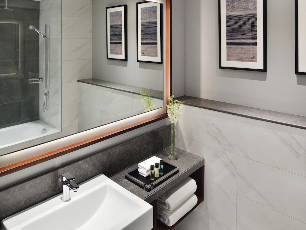 Mövenpick Hotel & Apartments Bur Dubai Superior Room, 1 King Bed 5