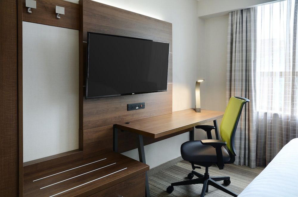 Holiday Inn Express Toronto - Downtown by IHG Standard Room, 1 King Bed 9