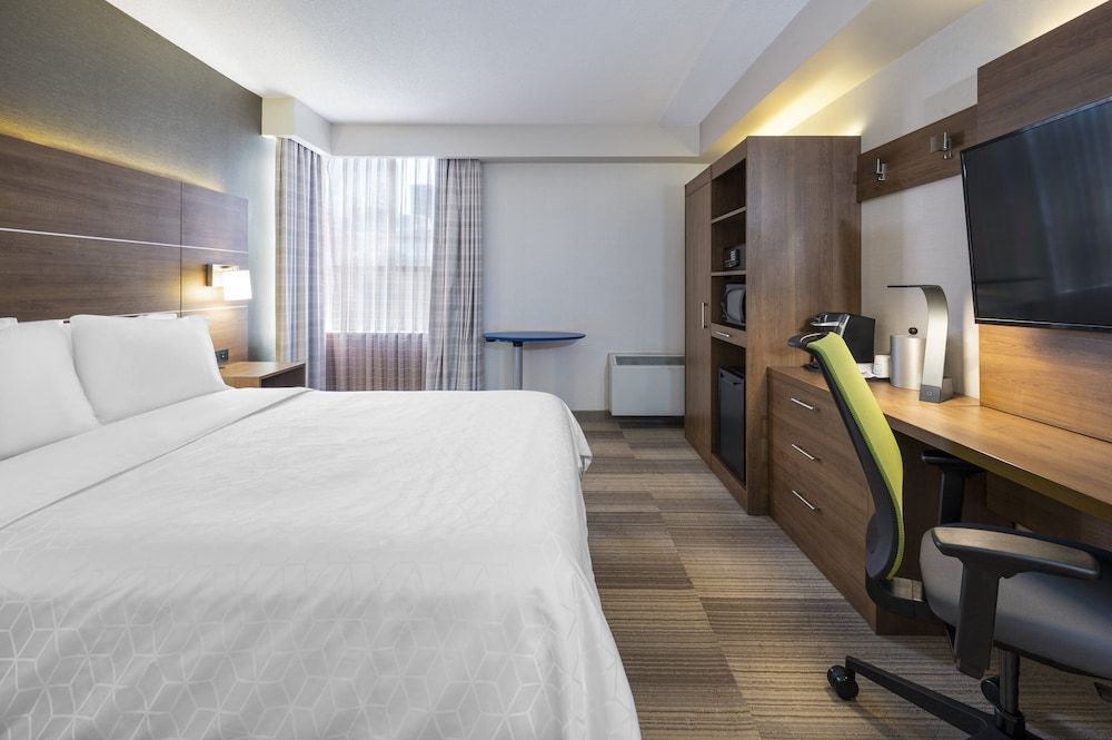 Holiday Inn Express Toronto - Downtown by IHG Standard Room, 1 King Bed 4